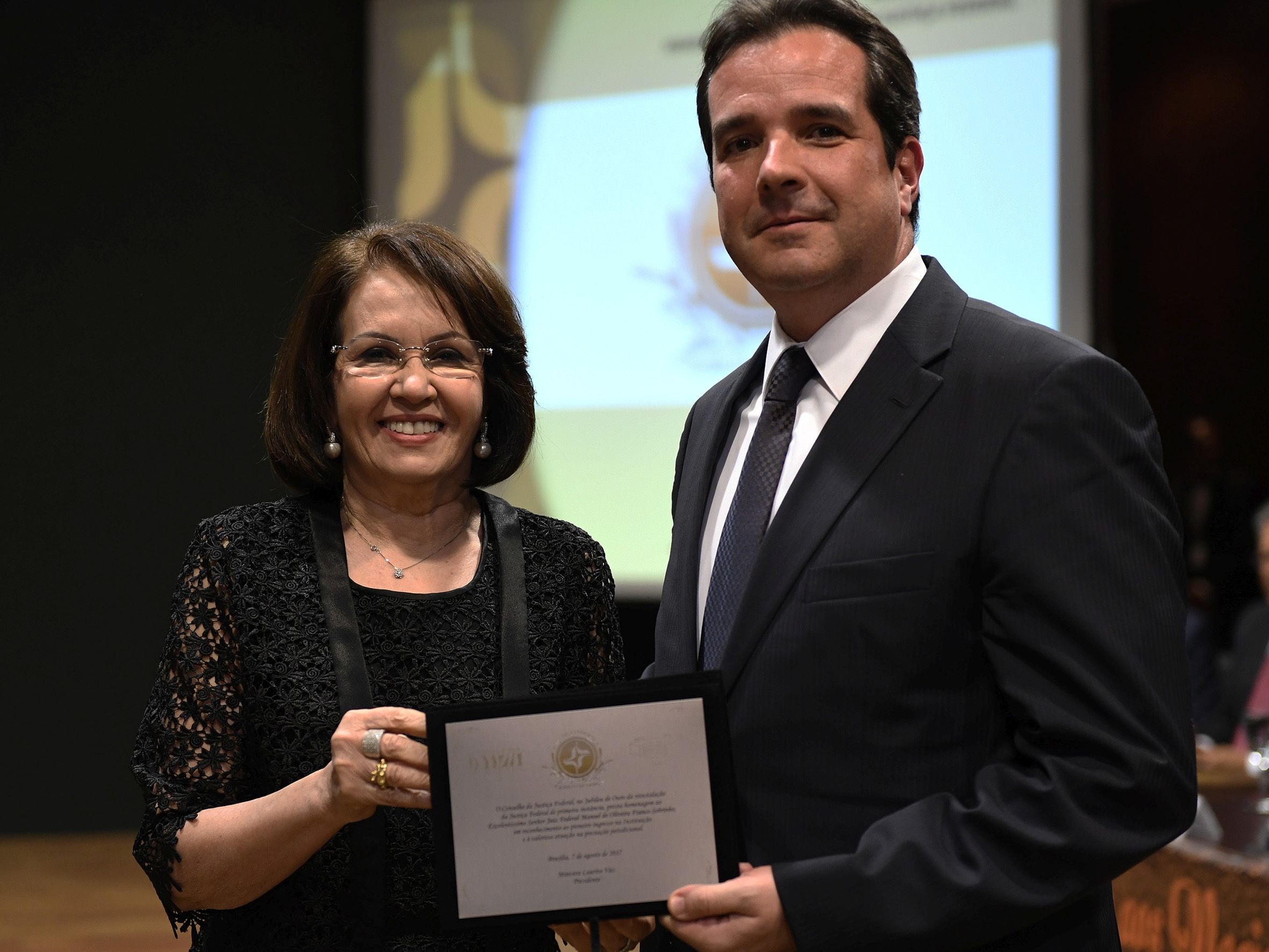 Paranaense entre os primeiros 71 juízes federais recebe homenagem em Brasília