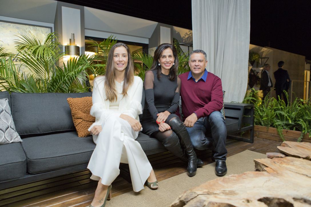 A empresária e estilista Irit Czerney (de preto), da Lafort, e a gerente de marketing da marca, Roberta Trombini, com o artista visual Eleutherio Netto no ambiente Living Cozinha Bar, assinado pelo arquiteto paulista Carlos Navero. Foto: Paulo Pedroso