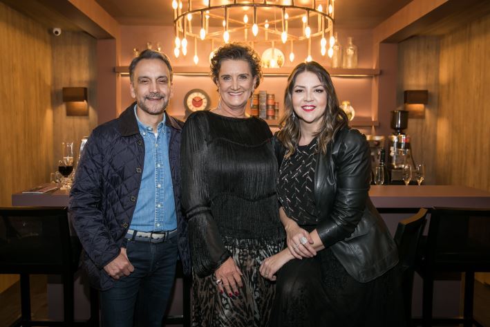 O arquiteto e designer Solon Cassal, da Masisa, a diretora da Casa Cor Paraná, Marina Nessi, e a decoradora Walkiria Nossol, autora do Café, um dos ambientes mais elogiados da mostra, que inclusive será aberto ao público. Foto: Cintya Hein