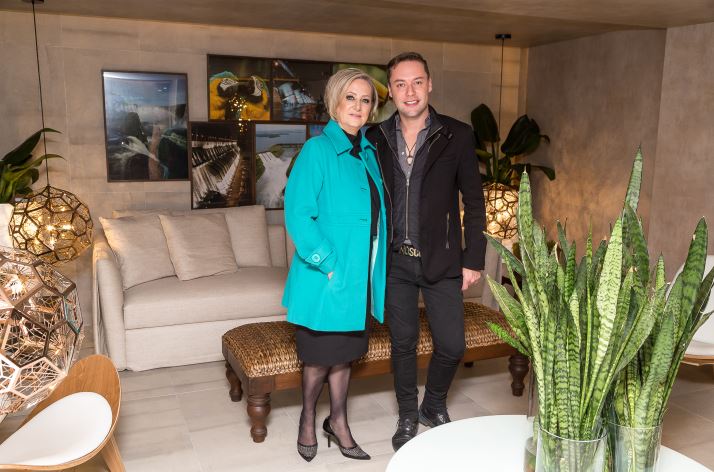 A vereadora e ex-prefeita de Foz do Iguaçu Ines Weizermann veio prestigiar seu filho, o arquiteto Marcelo Lopes, o único que assina dois ambientes na Casa Cor Paraná. Um dos espaços chama-se “Foz do Iguaçu – Destino do Mundo”. Foto: Suzana Laas