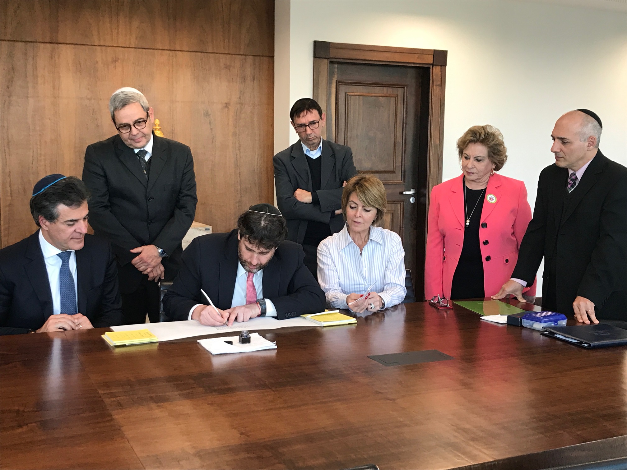 Comunidade judaica apresenta projeto Sefer Torá a Beto Richa e Rafael Greca