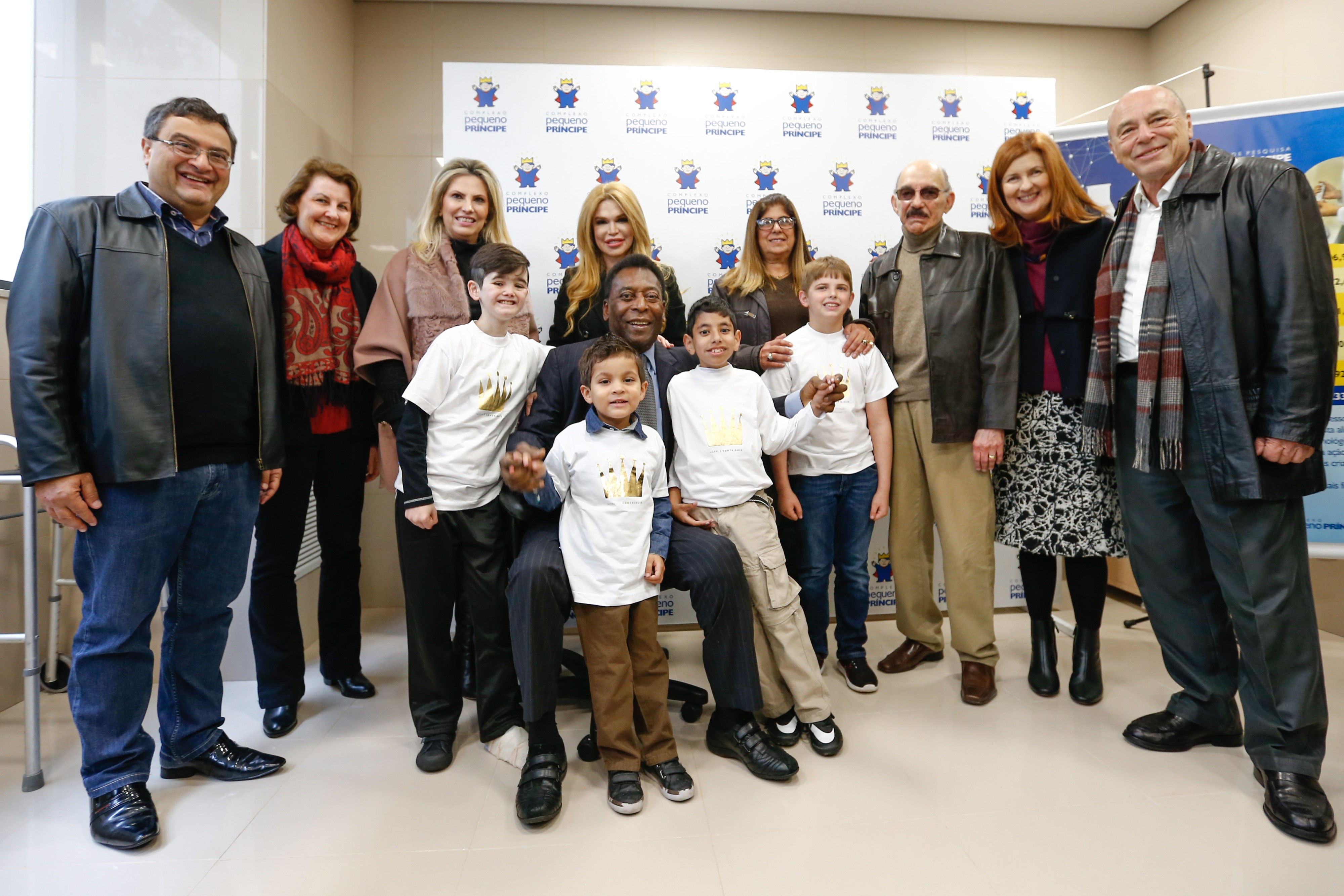 Pelé faz a festa de médicos e pacientes durante visita à nova unidade do Pequeno Príncipe