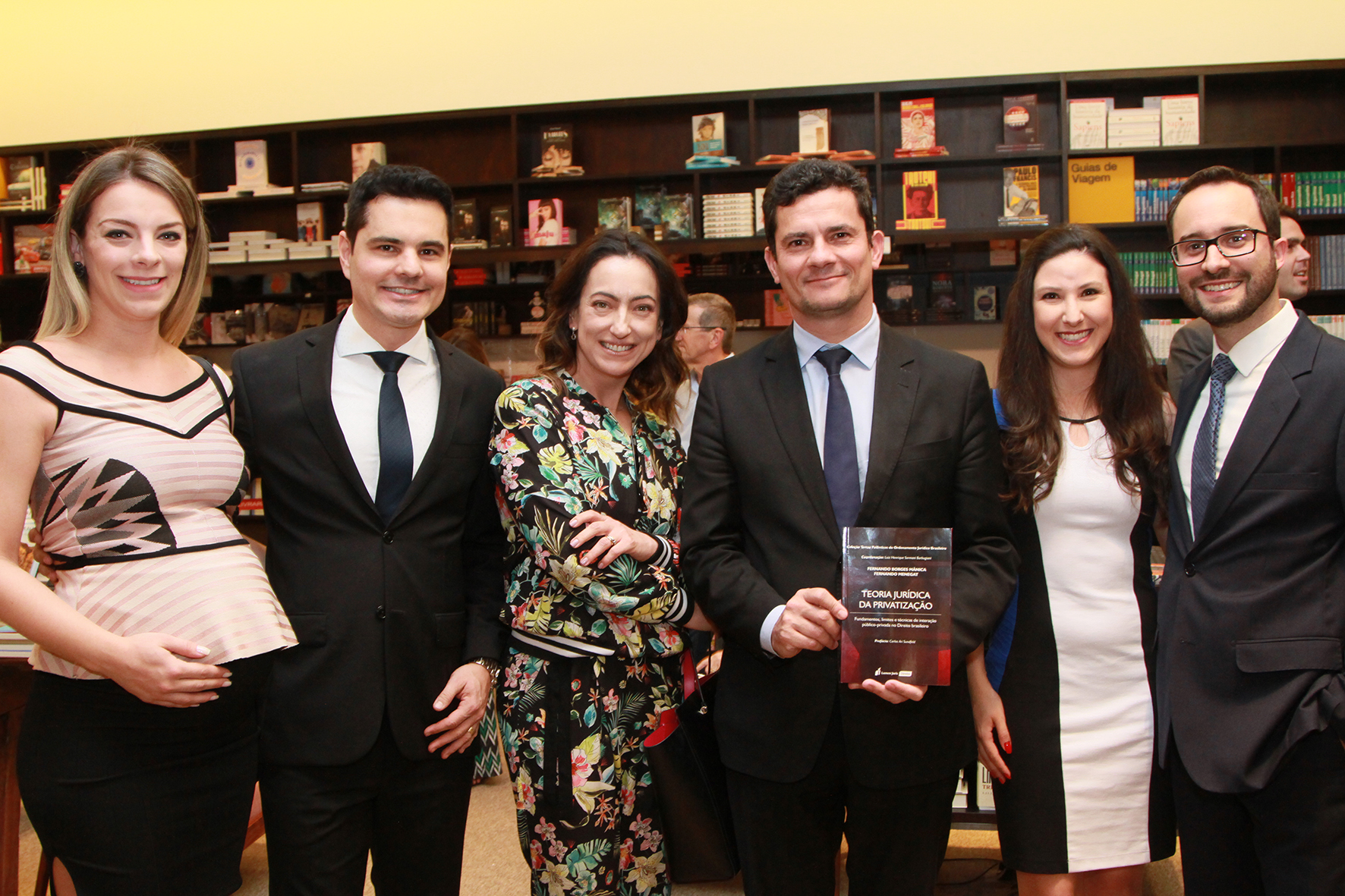 Moro prestigia lançamento de livro sobre privatização