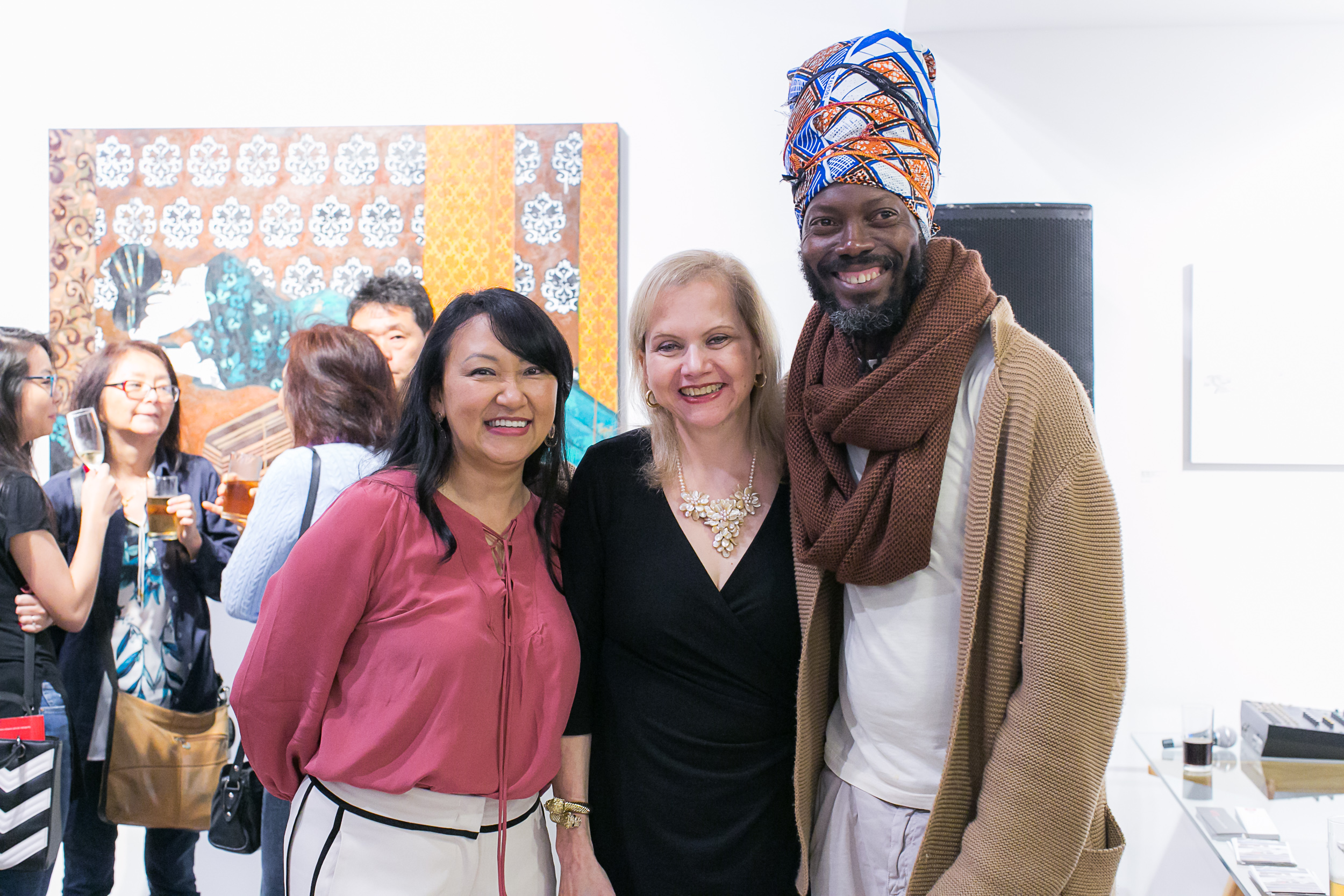 Zuleika Bisacchi com os artistas Sandra Hiromoto e Joachim Silué, da Costa do Marfim, atualmente radicado na Itália. Foto: Marcelo Elias.