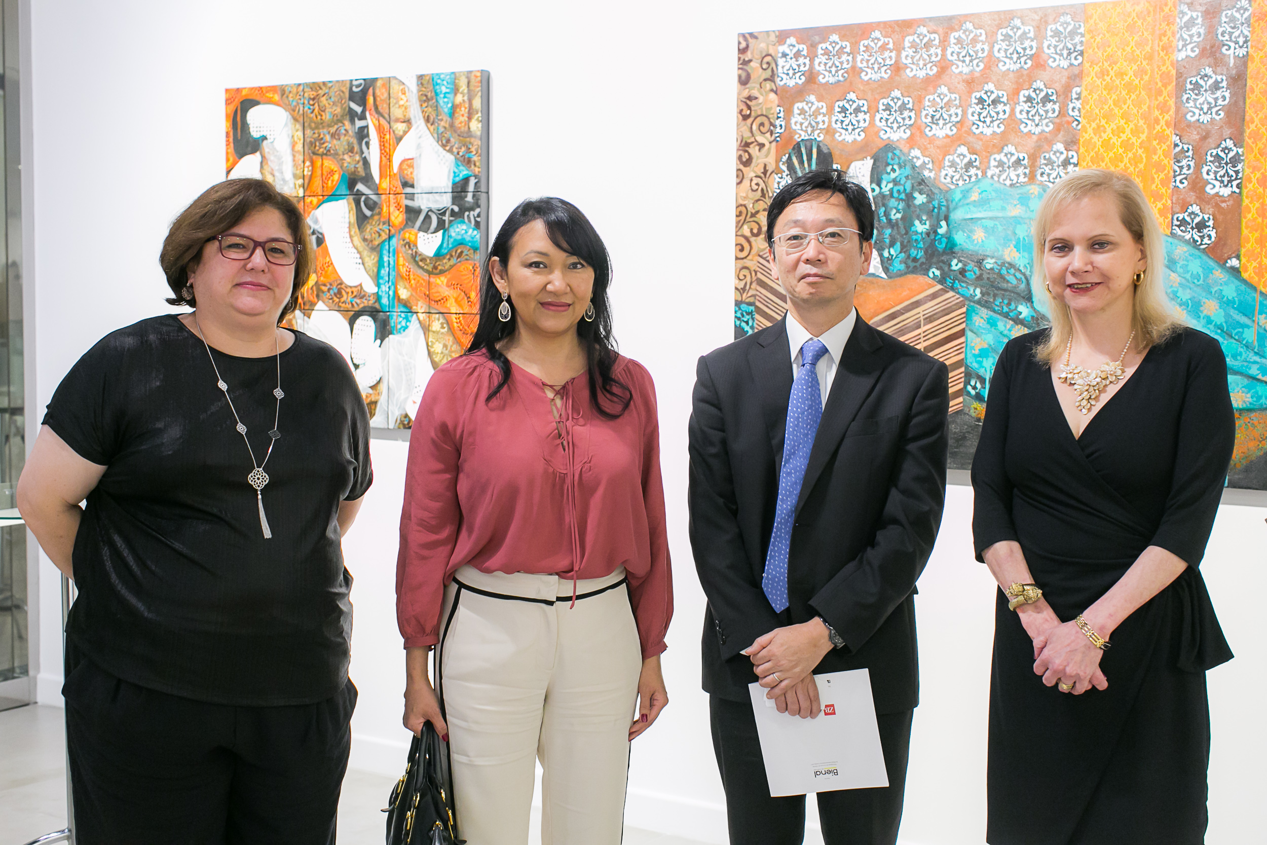 cônsul geral adjunto do Japão em Curitiba, Hiroshi Teramichi, a curadora Rosemeire Odahara Graça (1ª à esq.), a artista paranaense Sandra Hiromoto (de calça branca) e a galerista Zuleika Bisacchi (à dir.), na abertura da exposição “Aqui e Lá”. Foto: Marcelo Elias.
