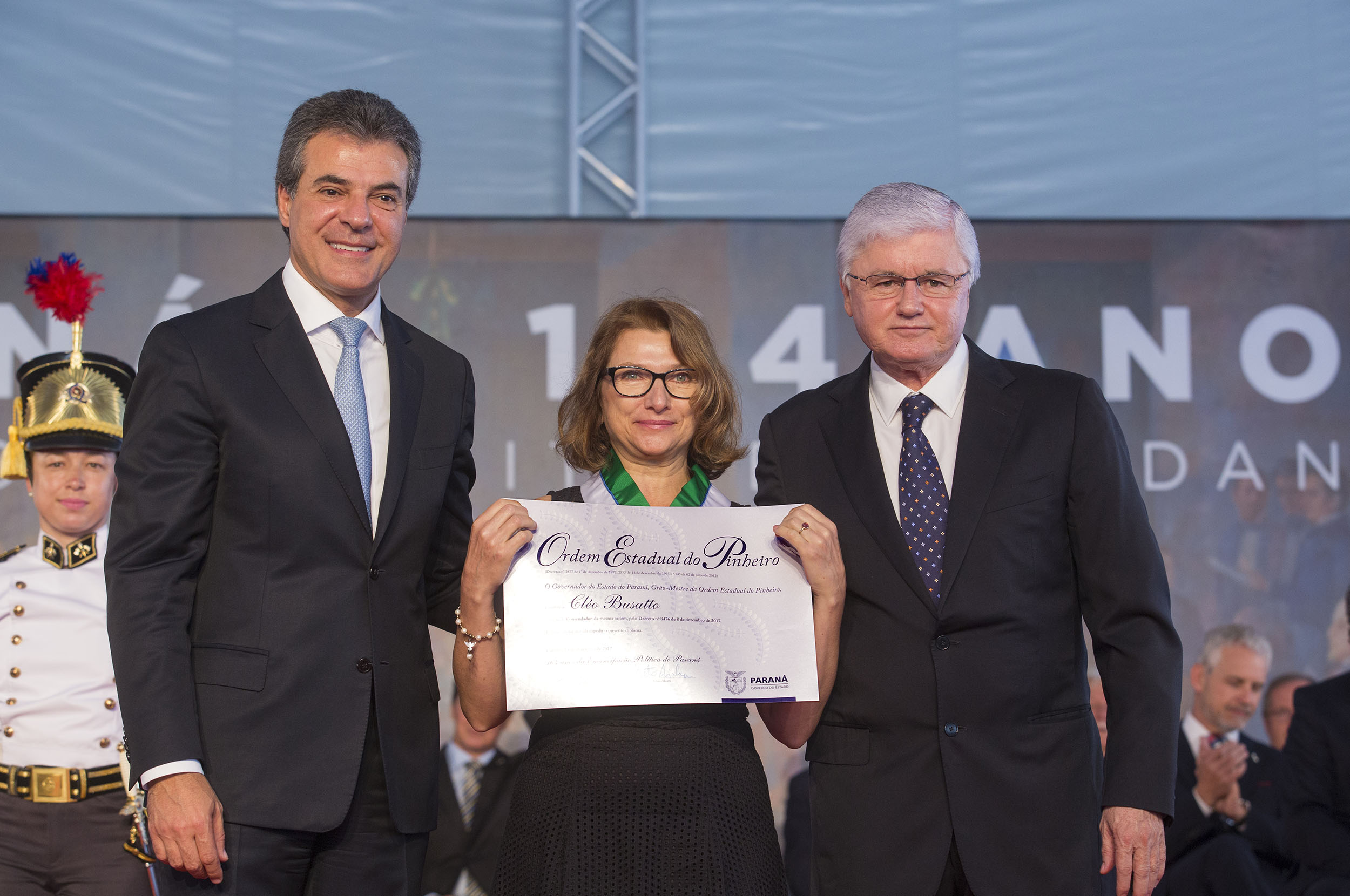 Escritora paranaense é condecorada com a Ordem do Pinheiro