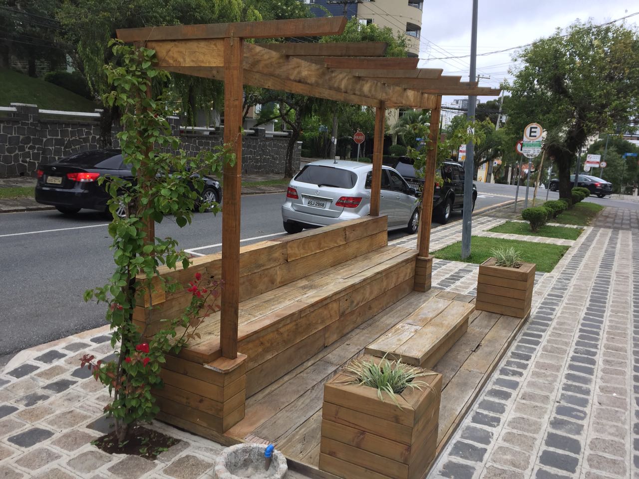 Praça da Espanha ganha café, bar, empório e bistrô tudo no mesmo espaço