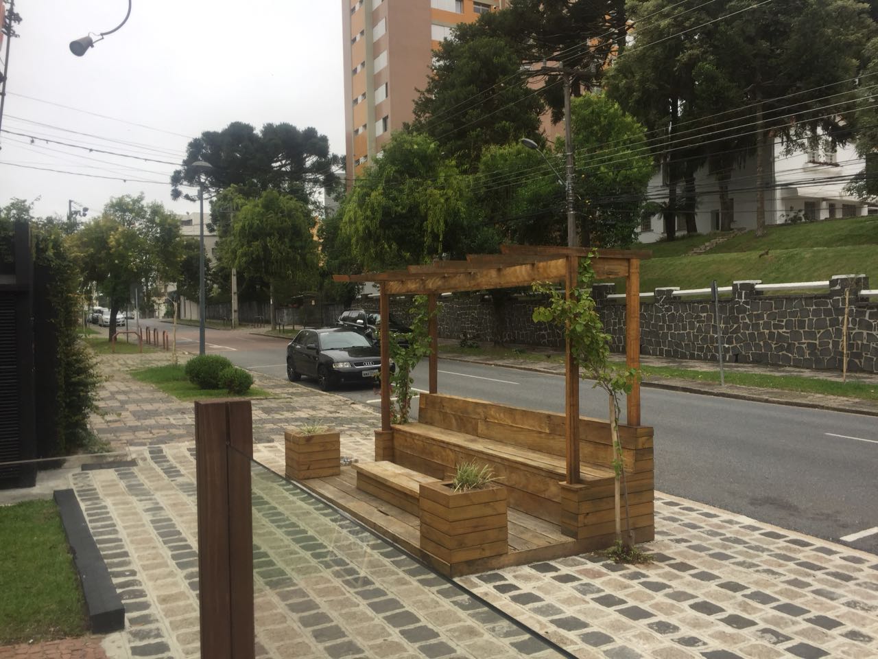 Praça da Espanha ganha café, bar, empório e bistrô tudo no mesmo espaço