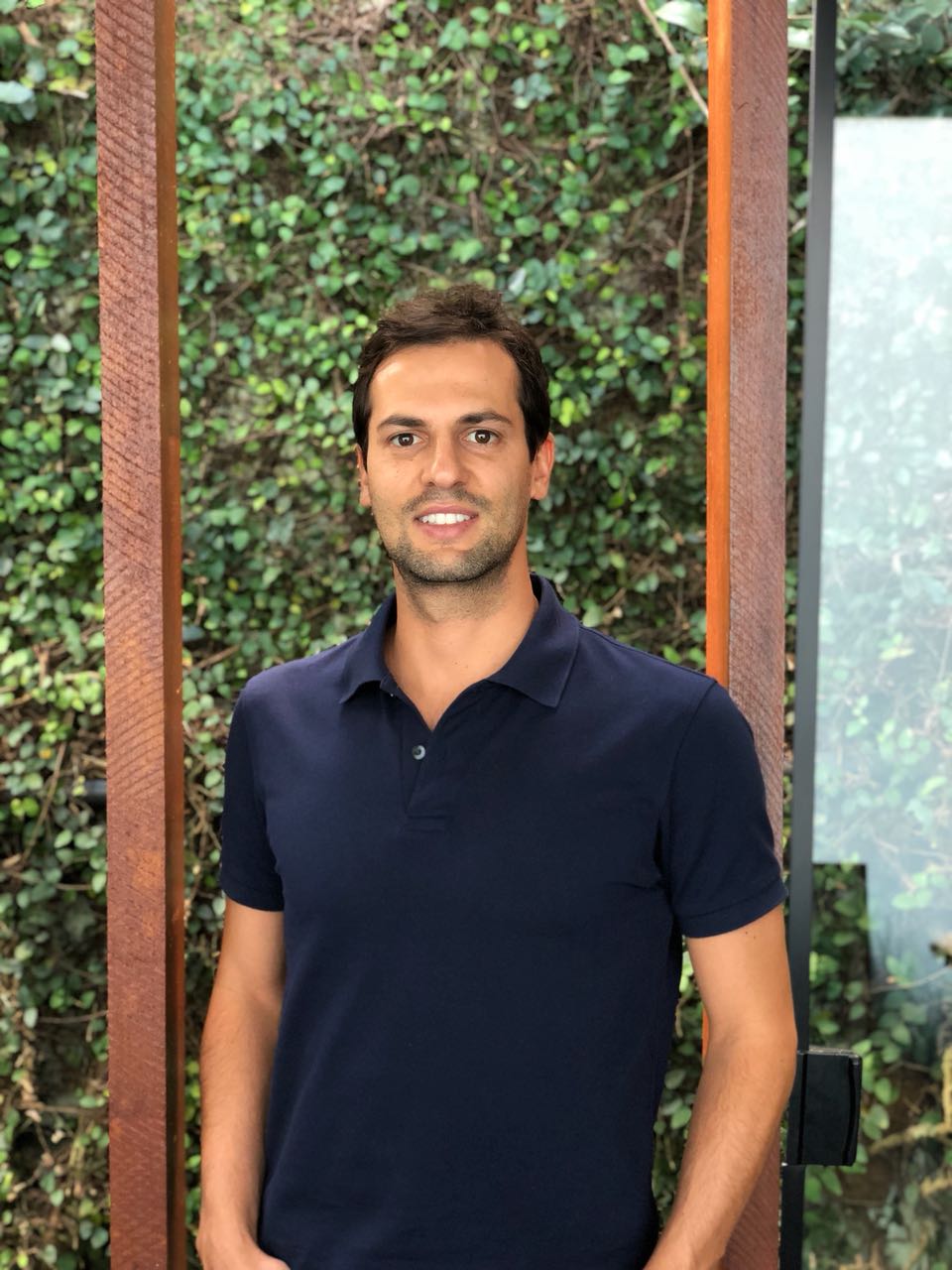 O empresário curitibano Pedro Amin Tavares, um dos sócios da marca, e uma das lojas que já estão com o novo layout. Fotos: Divulgação.