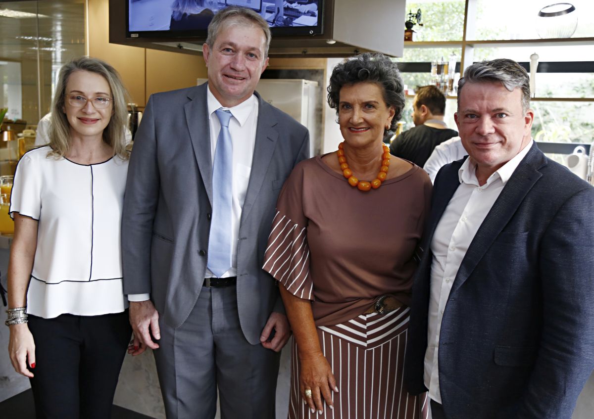 O superintendente regional da Caixa Econômica Federal, Renato Scalabrin, e a gerente de Comunicação e Marketing, Cybele Radominski Dematte (ambos à esq.), com a diretora da Casa Cor Paraná, Marina Nessi, e o médico Eliseu Portugal. Foto: Alexandre Mazzo/Gazeta do Povo.