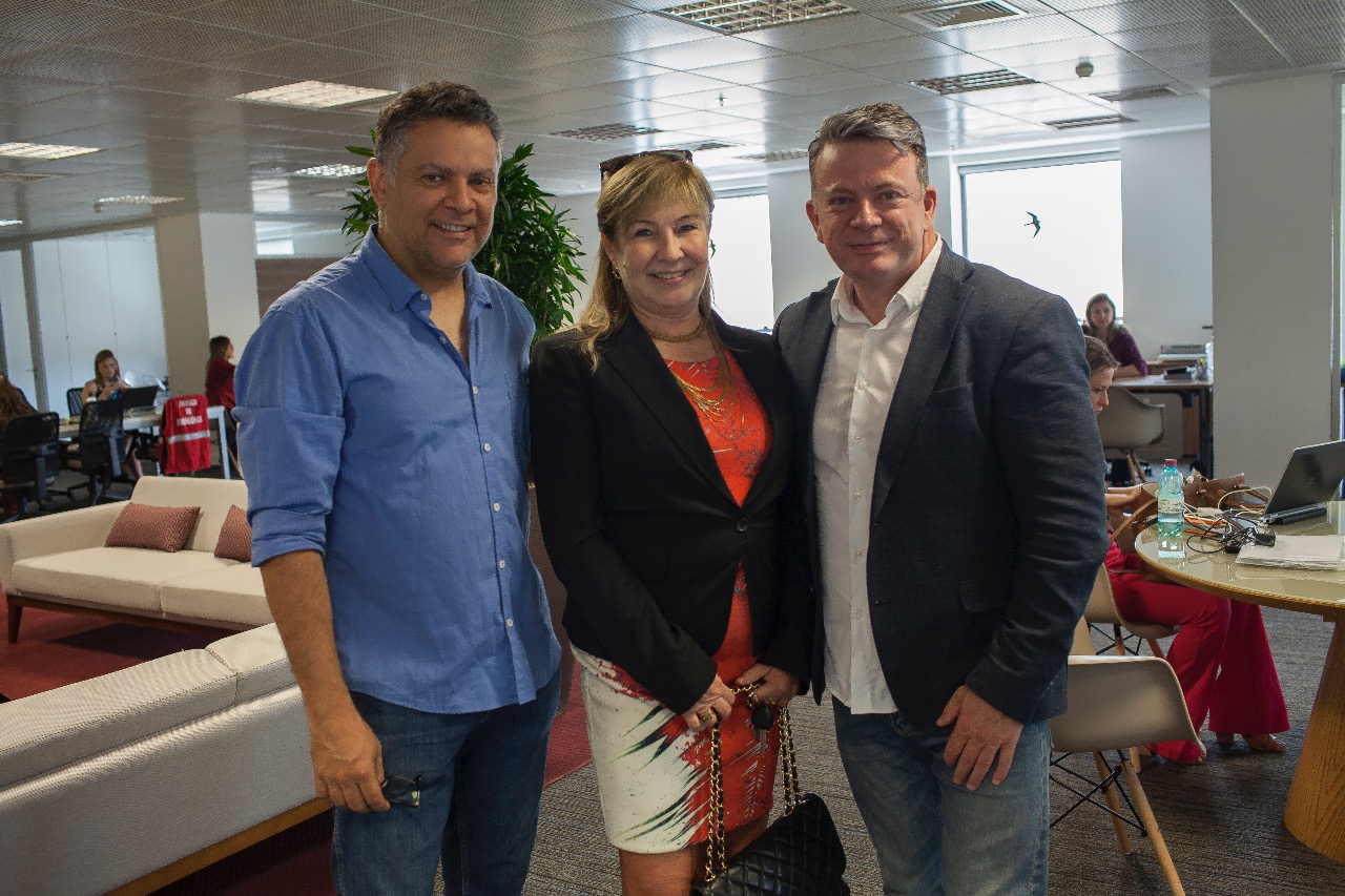 A advogada Sonia Birskis com o artista Eleutherio Netto e Eliseu Portugal.
