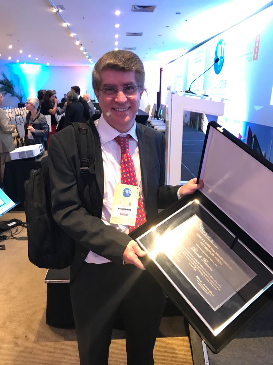 O médico Ricardo Ramina, chefe do Serviço de Neurocirurgia do Instituto de Neurologia de Curitiba – Hospital INC, com o SNOLA Awards.