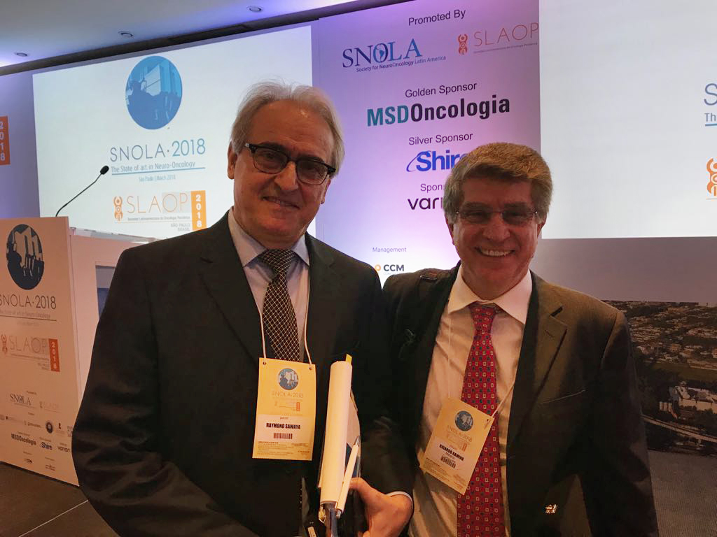 O presidente do Departamento de Neurocirurgia do Centro de Câncer do MD Anderson, da Universidade do Texas, Raymond Sawaya (à esq.), e o médico curitibano Ricardo Ramina na cerimônia de entrega do SNOLA Awards. Foto: Divulgação.