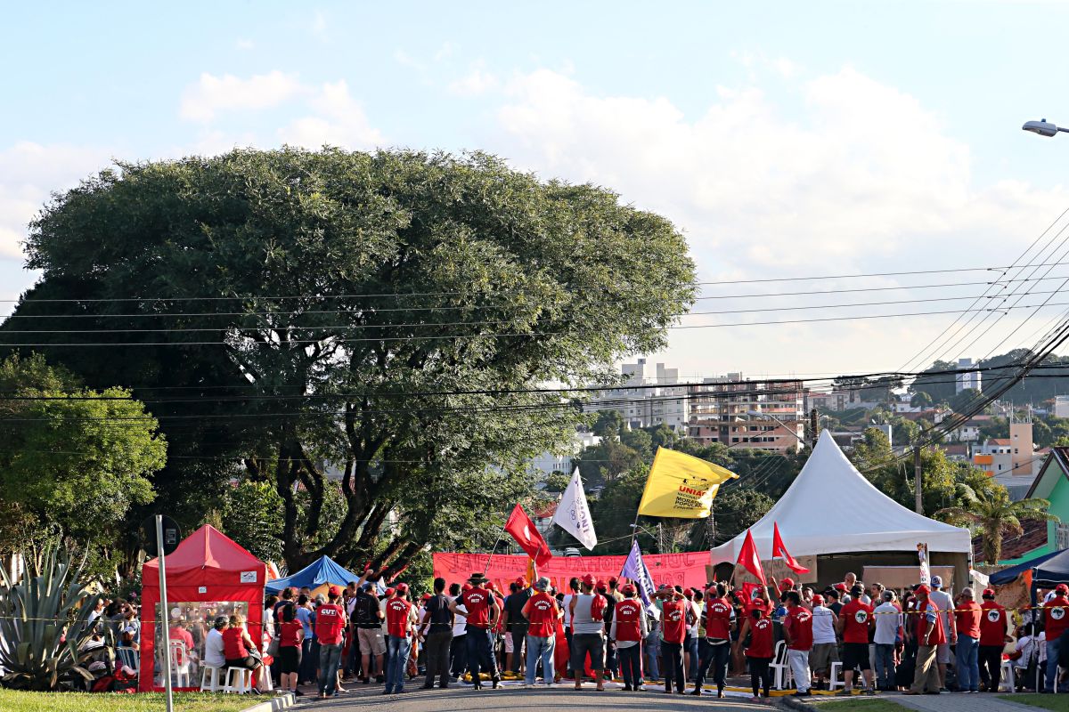 Com camiseta do MST, professora da UTFPR sugere em sala de aula que alunos visitem acampamento pró-Lula em Curitiba