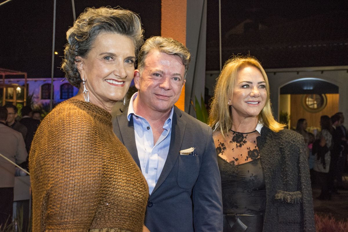 O médico Eliseu Portugal com a diretora da Casa Cor Paraná, Marina Nessi (à. esq.), e a empresária Clemilda Thomé, uma das patronesses do evento, que anunciou uma doação de R$ 100 mil durante a festa. Foto: Nay Klyn / Gazeta do Povo.