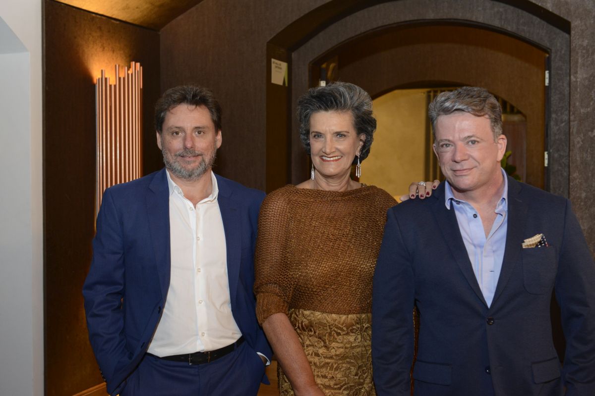 O médico Eliseu Portugal (à dir.), presidente da Associação Independente e Laica dos Amigos do Hospital Evangélico de Curitiba, seu vice, o publicitário Maurício Ramos, e a diretora da Casa Cor Paraná, Marina Nessi, foram os anfitriões da festa. Foto: Letícia Akemi / Gazeta do Povo.