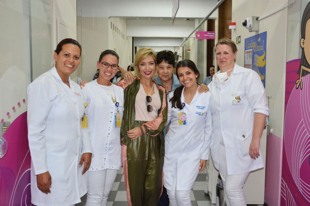 Cantora doa lista de seu casamento a hospital infantil de Curitiba