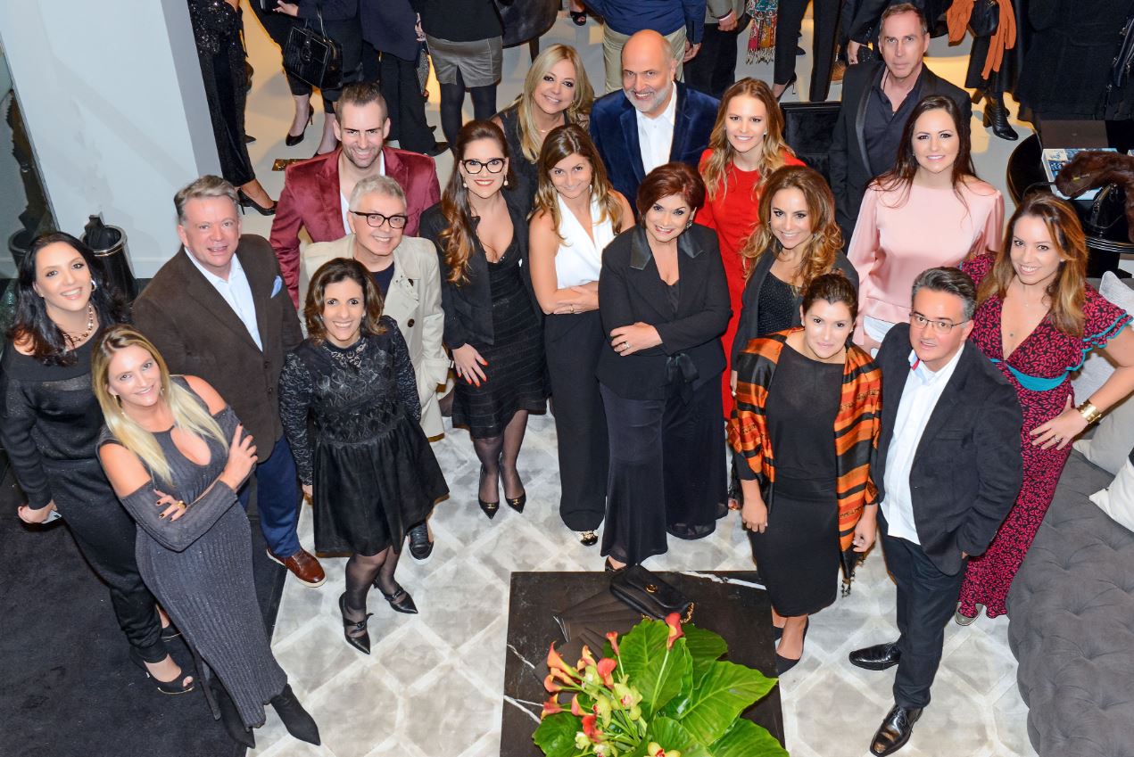 Os arquitetos participantes da ação com a equipe da Sierra Curitiba e o presidente da Associação dos Amigos do Hospital Evangélico, o médico Eliseu Portugal (de paletó marrom, à esq.). Fotos: Raquel Lima