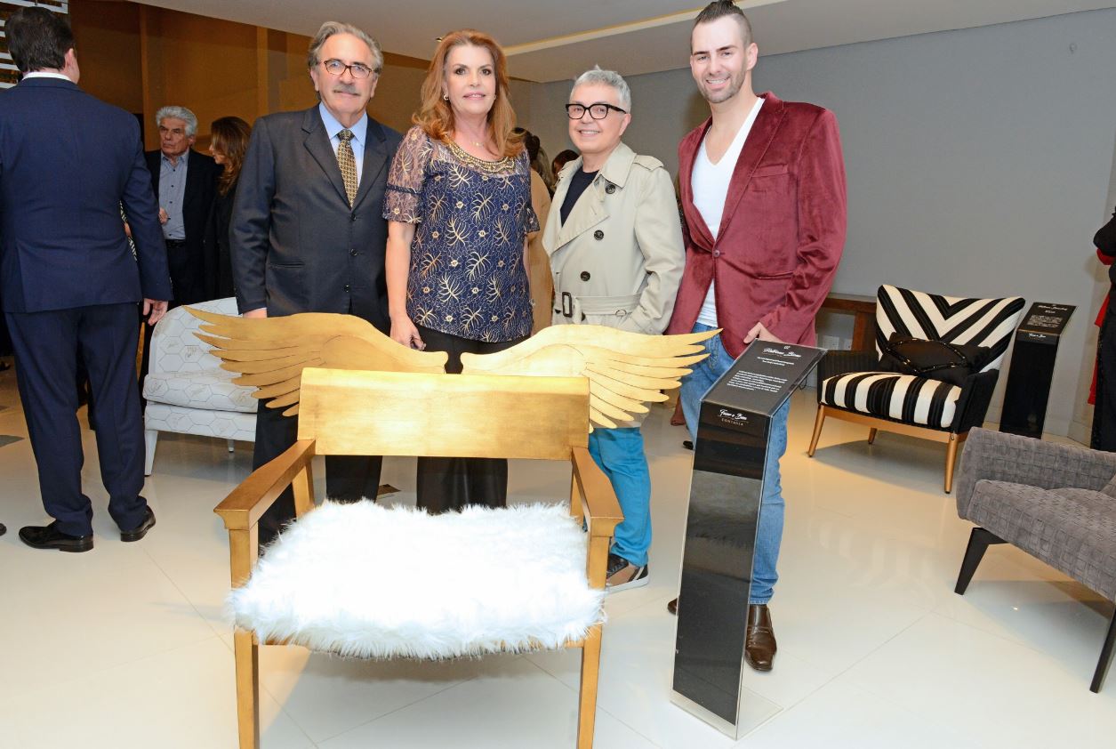 O casal Suely e José Lucio Glomb (à esq.) foi homenageado com uma poltrona pelo arquiteto Luiz Maganhoto e pelo designer Daniel Casagrande.