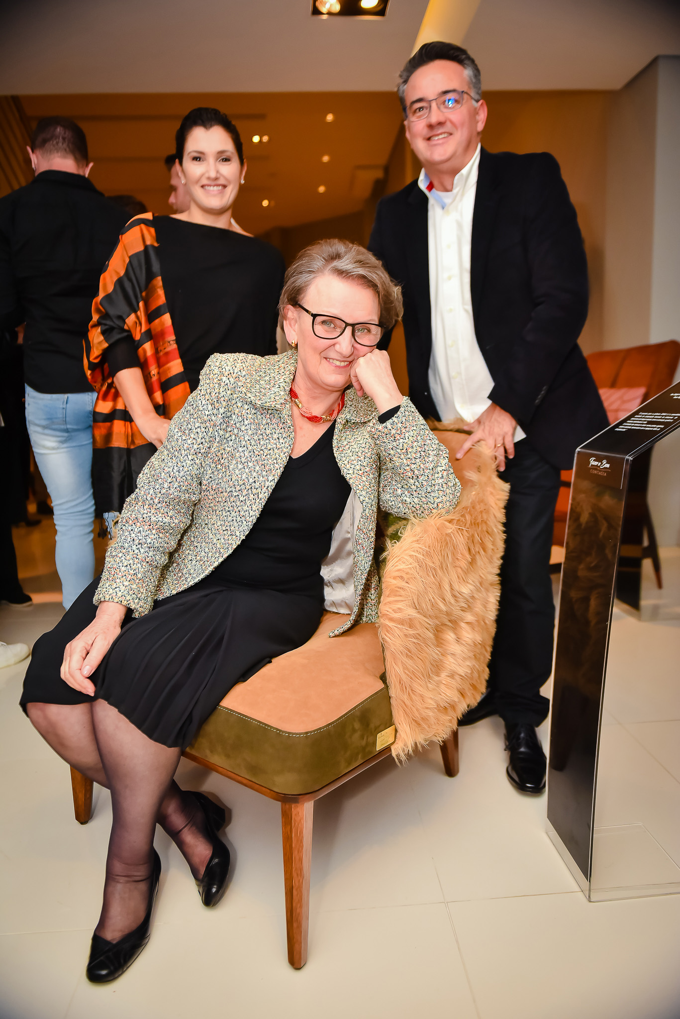 O casal de arquitetos Sérgio Valliatti Jr. e Luciana Patrão Valliatti customizou a poltrona Camila em homenagem à empresária e artista plástica Regina Tomasi Patrão, mãe de Luciana. Foto: Priscilla Fiedler