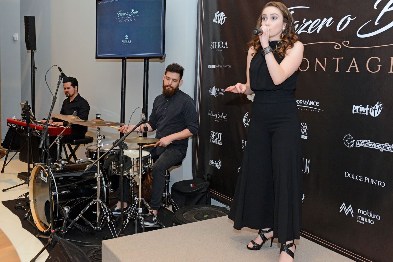 A cantora Fran Rosas, uma das homenageadas, fez um pocket show no evento.