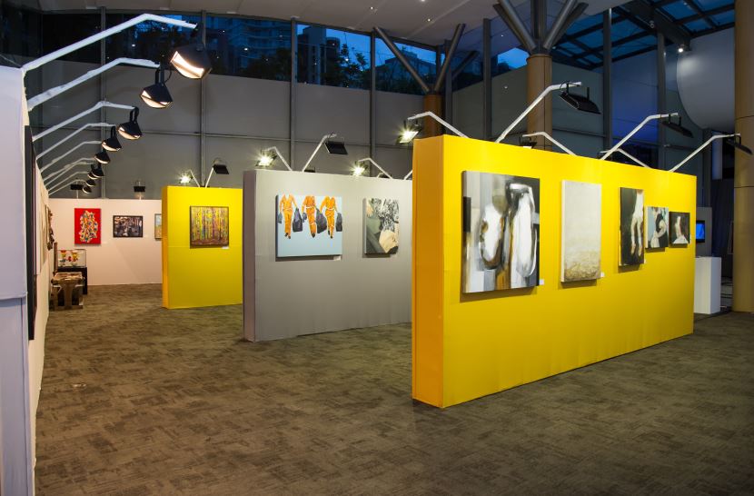 A sala de exposições do 25º Salão Curitibano de Artes Visuais.