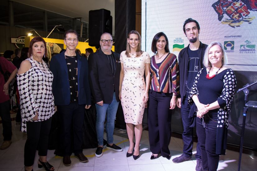 Tânia Zaruch (curadora do Salão), Silvio de Bettio (Prêmio Guido Viaro), Roberto Amaral da Cunha (diretor de Cultura do Clube Curitibano), Laura Fagundes Ramalho (primeira-dama do clube), Tania Buchmann (primeira menção honrosa), Tiago Alvarez (Prêmio Adalice Araújo) e Margaret de Castro (Prêmio Domício Pedroso).