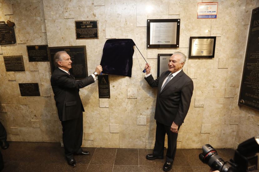 O presidente descerrou uma placa alusiva à sua visita ao lado de Gláucio Geara.