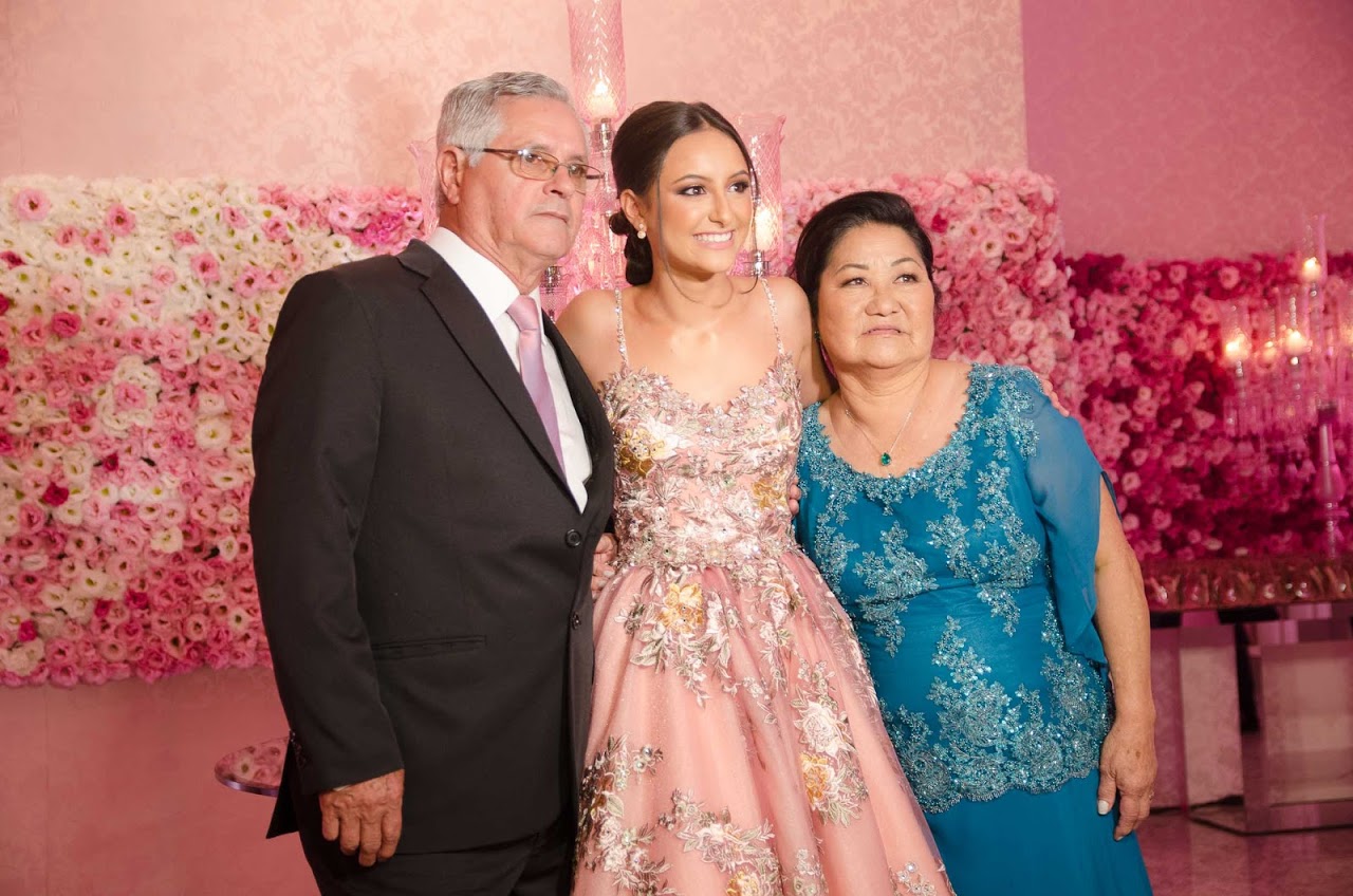 A aniversariante com os avós maternos, Osvaldo Mendes de Azevedo e Luzia Saito de Azevedo.