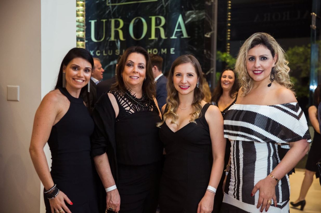 A catarinense Fernanda Sampaio ao lado das paranaenses Vera Parucker, Daniele Cosechen e Thais Cury.