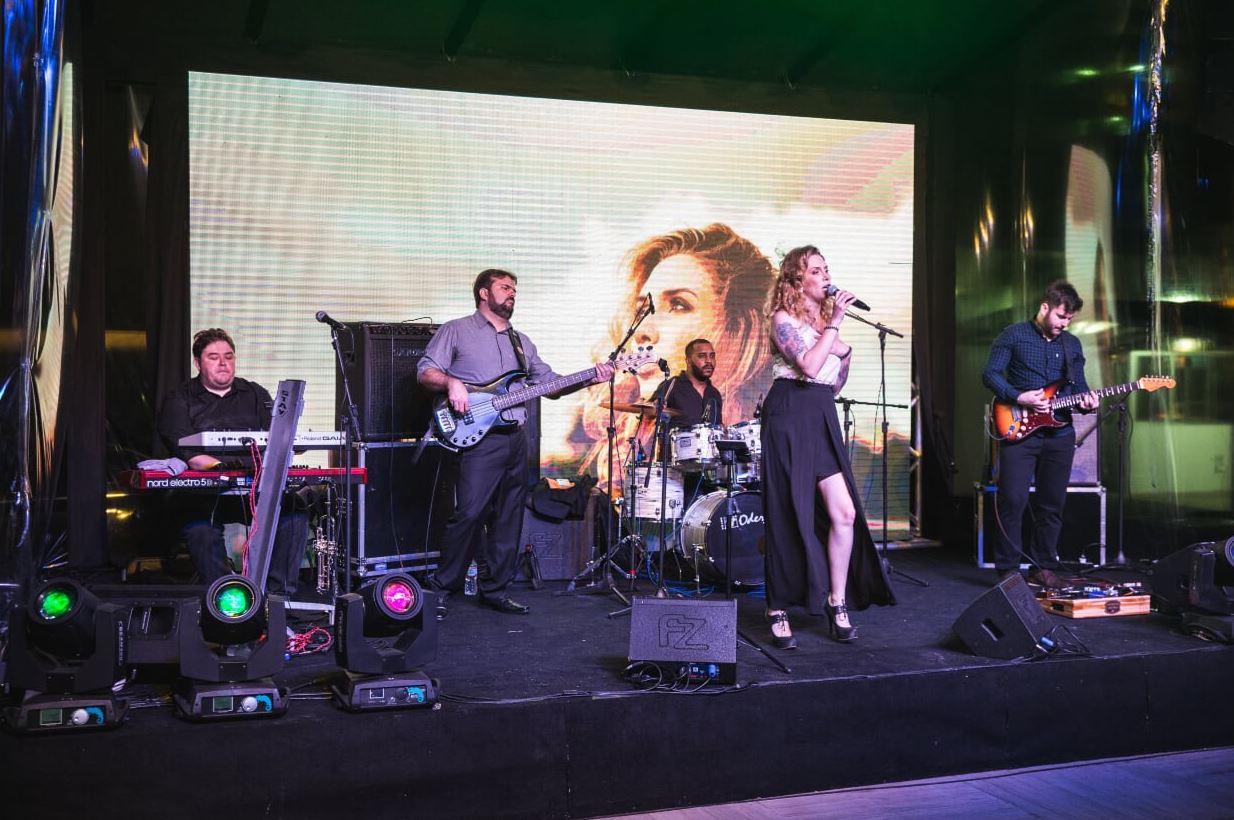 A festa contou com um show ao vivo.