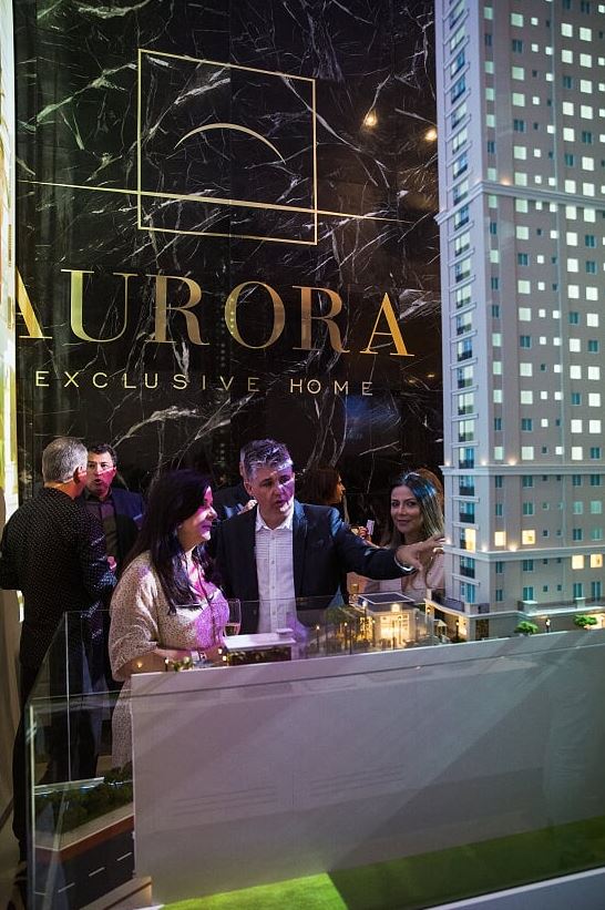 Convidados conferem a maquete do Aurora Exclusive Home.