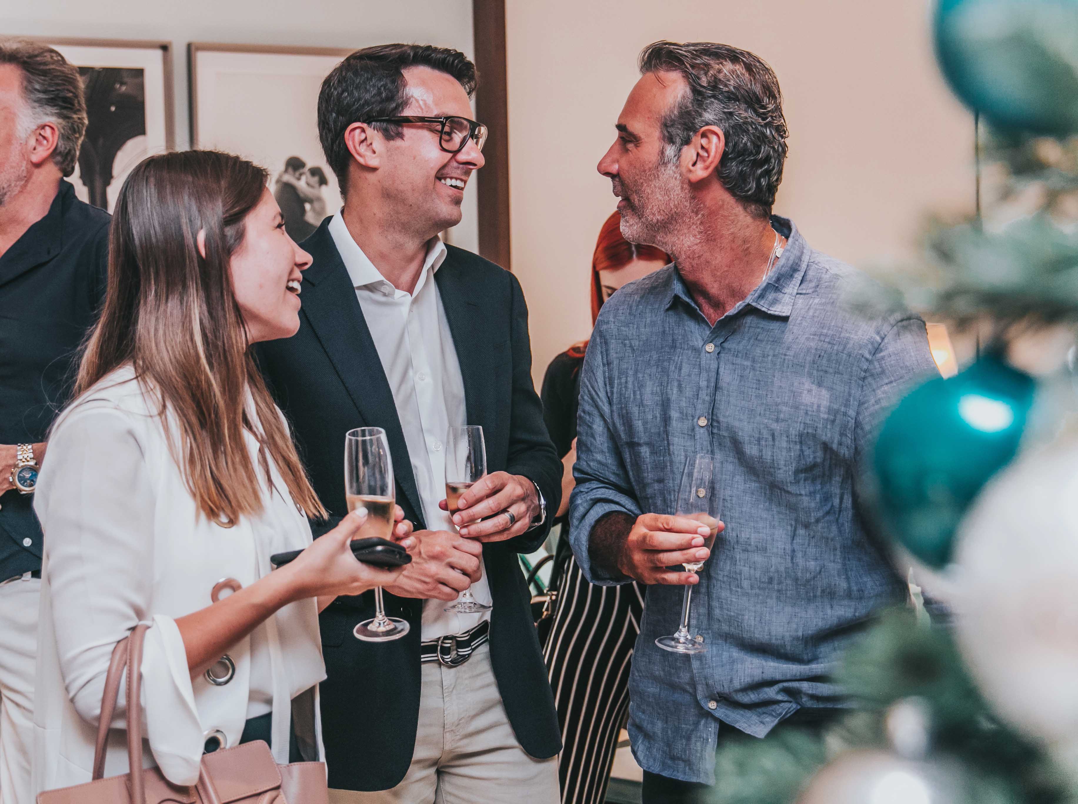 Os arquitetos Talita Nogueira e Leonardo Müller (ambos à esq.) com o designer de interiores Marcos Soares.