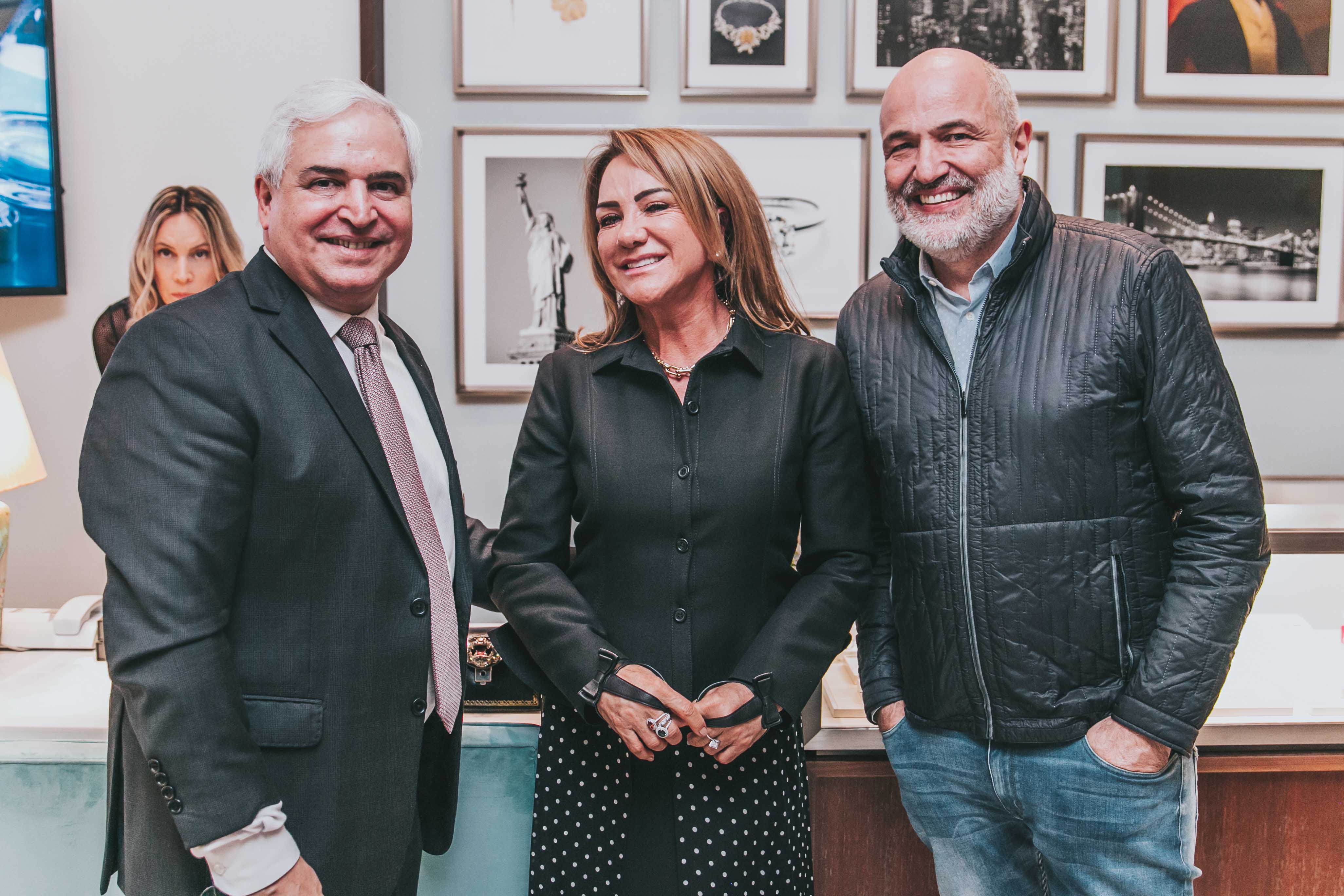 O embaixador da Tiffany&Co. no Brasil, Geraldo Carrara, com a empresária Clemilda Thomé e o arquiteto Jayme Bernardo. Fotos: Kauana Bechtloff