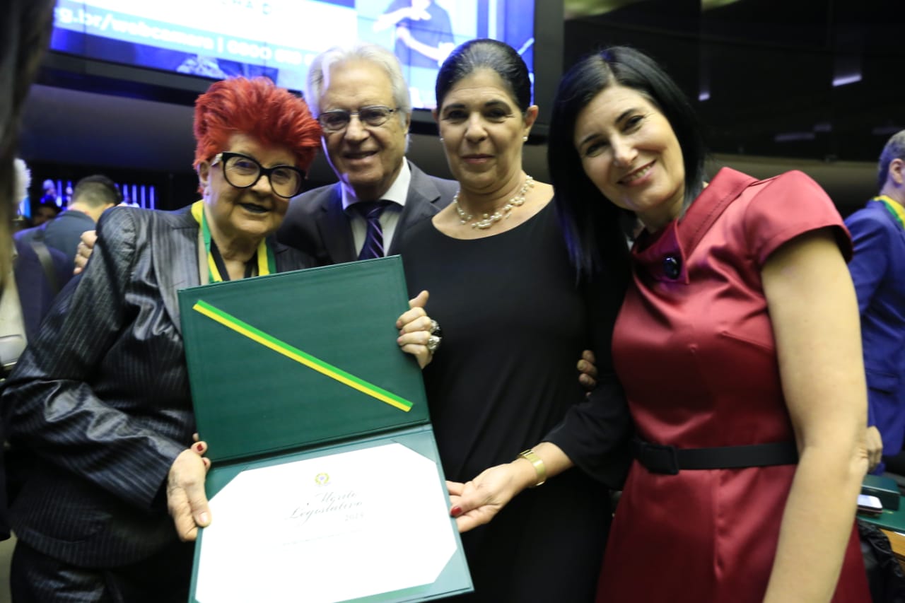 A homenageada com o marido, Luiz Forte Netto, e as filhas Tatiana Forte e Patrícia Forte Rauli. Fotos: Paulo de Negreiros