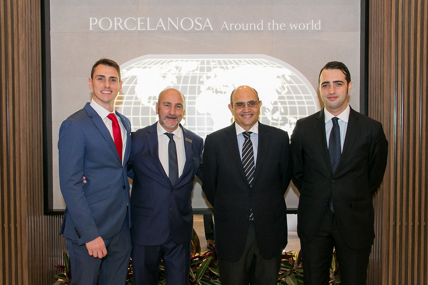 O sócio-diretor da Porcelanosa Brasil, Fernando Marinelli, e seu pai, Nelson Marinelli, Silvestre Segarra e seu filho e diretor do grupo, José María Segarra.