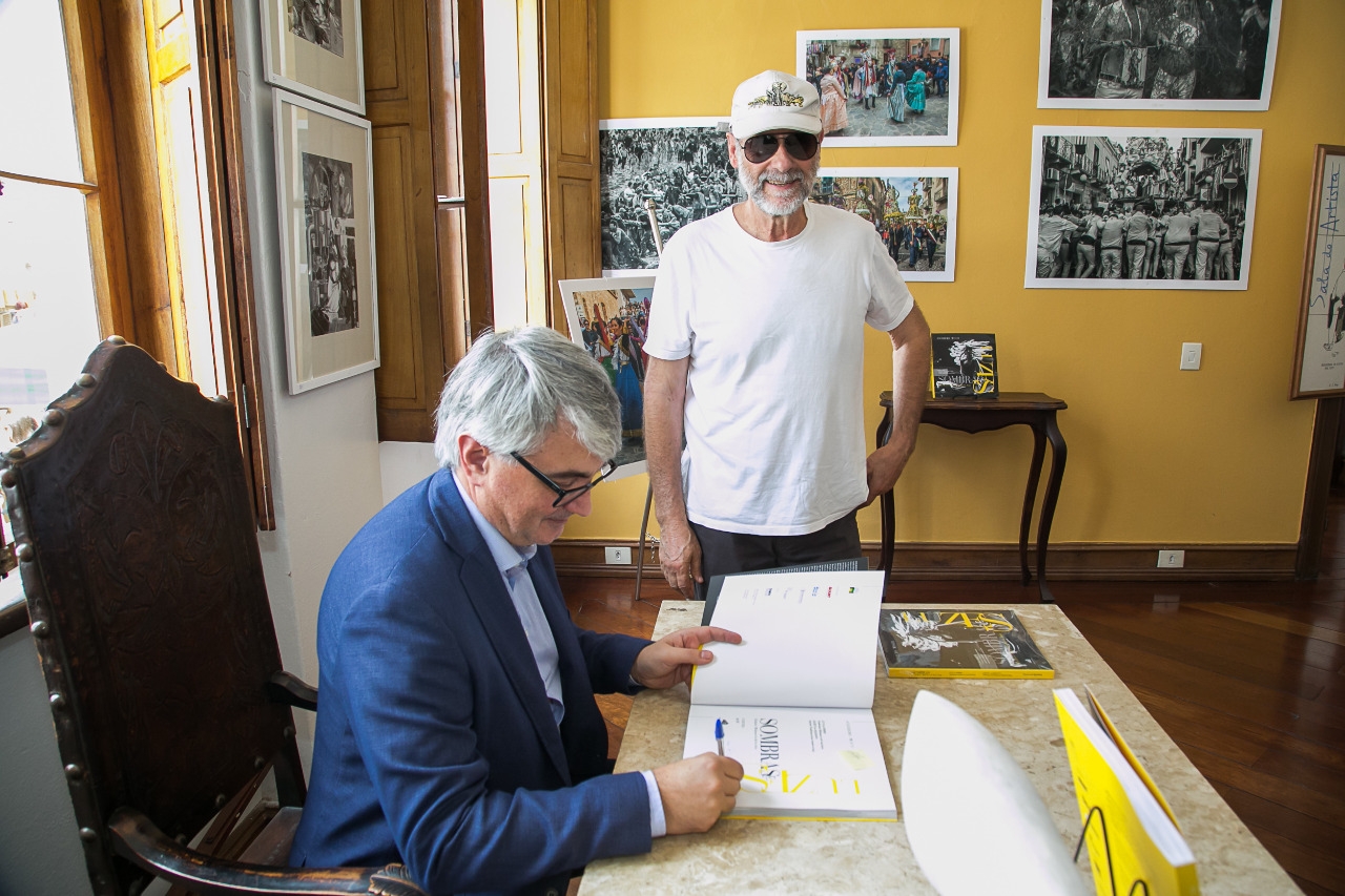 O escultor Alfi Vivern com o autor.