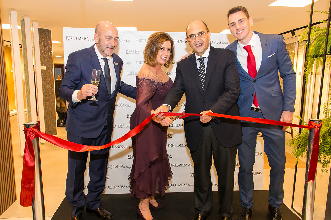 O diretor da Porcelanosa Brasil, Nelson Marinelli, e a mulher, Solange (ambos à esq.), o CEO da Porcelanosa, o espanhol Silvestre Segarra, e Fernando Marinelli (filho do casal) no corte da fita inaugural do showroom. Fotos: Naideron Jr.