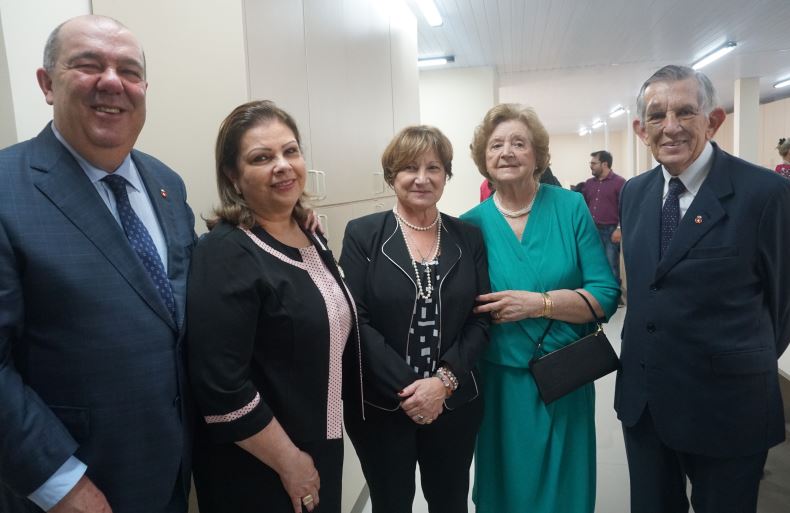 Pedro de Paula Filho e a mulher, Anna Maria Britto de Paula, a vice-reitora Graciela Bolzón de Muniz e o casal Therezinha e Euclides Scalco no novo Centro Administrativo do HC.