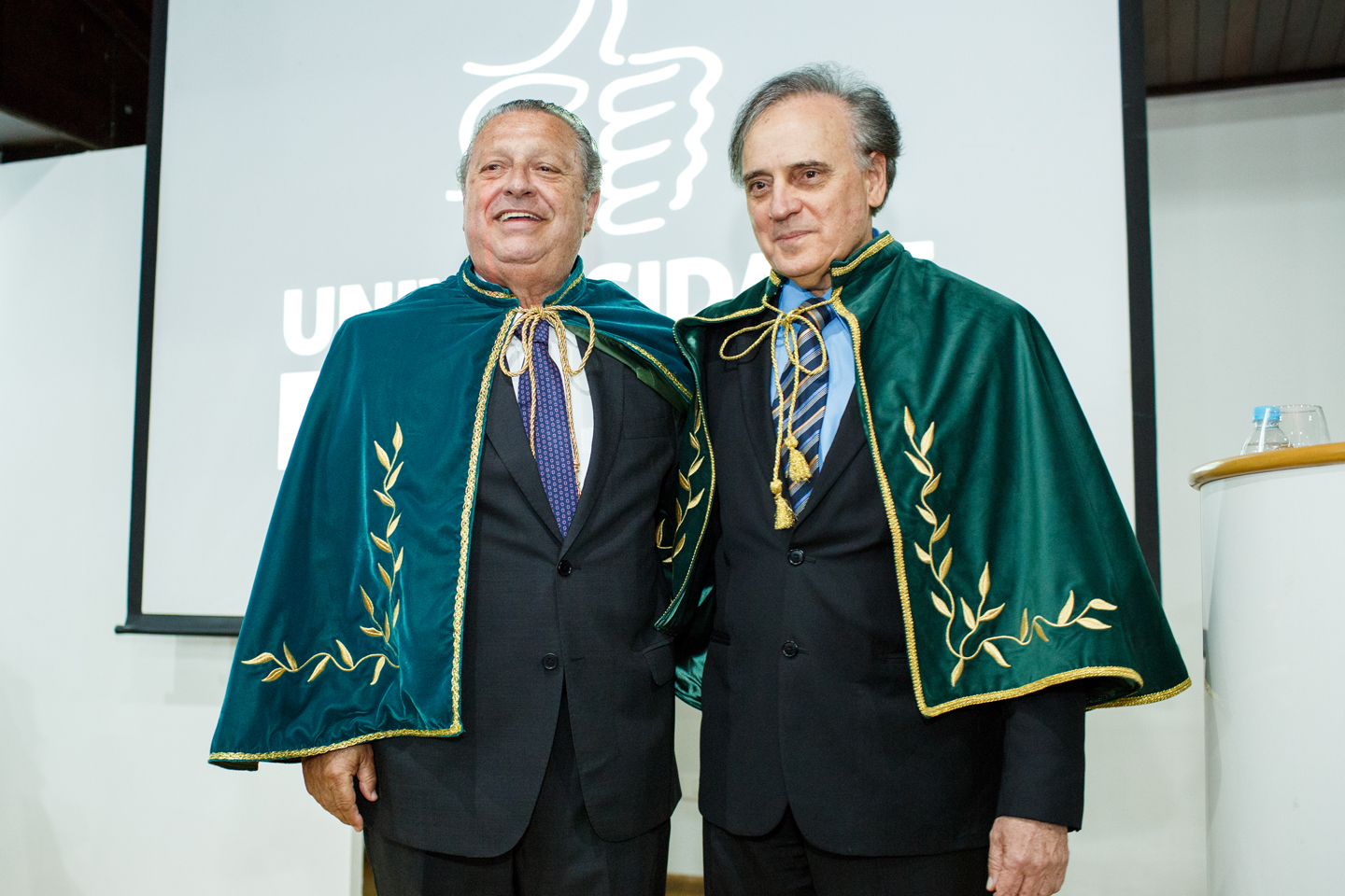 O novo acadêmico com o jornalista e escritor Carneiro Neto.