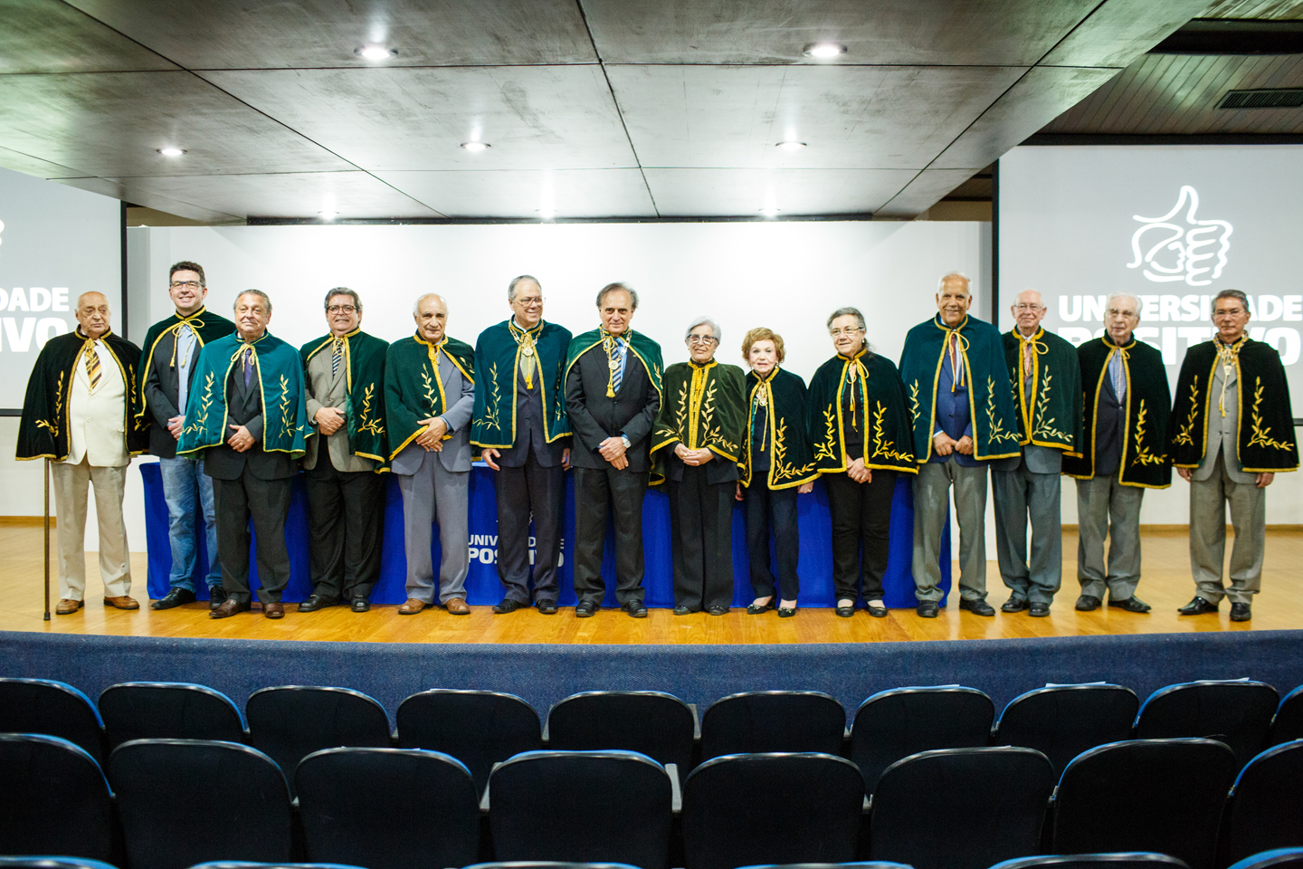 José Pio Martins (ao centro) com seus colegas da Academia Paranaense de Letras.