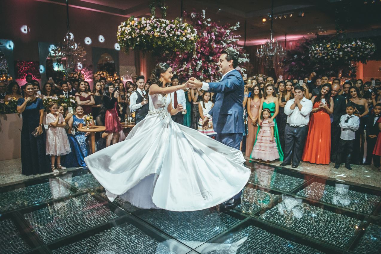 O governador eleito Ratinho Jr. dançando a valsa com a filha Alana. Fotos: Lígia Lagos e Ana Vanin