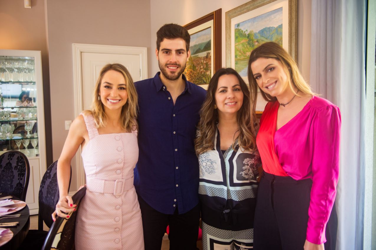 Os franqueados da Simple Organic, Julia Munhoz e Eduardo Bittencourt com Maitê Cesar (1ª à esq.) e a fundadora da marca, Patrícia Lima. Fotos: Divulgação