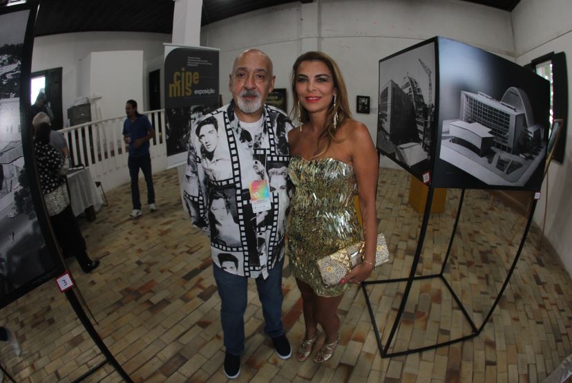 O videomaker Tiomkim e sua amiga Mônica Gulin.