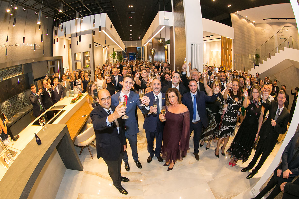 Momento do brinde durante a inauguração do showroom da Porcelanosa.