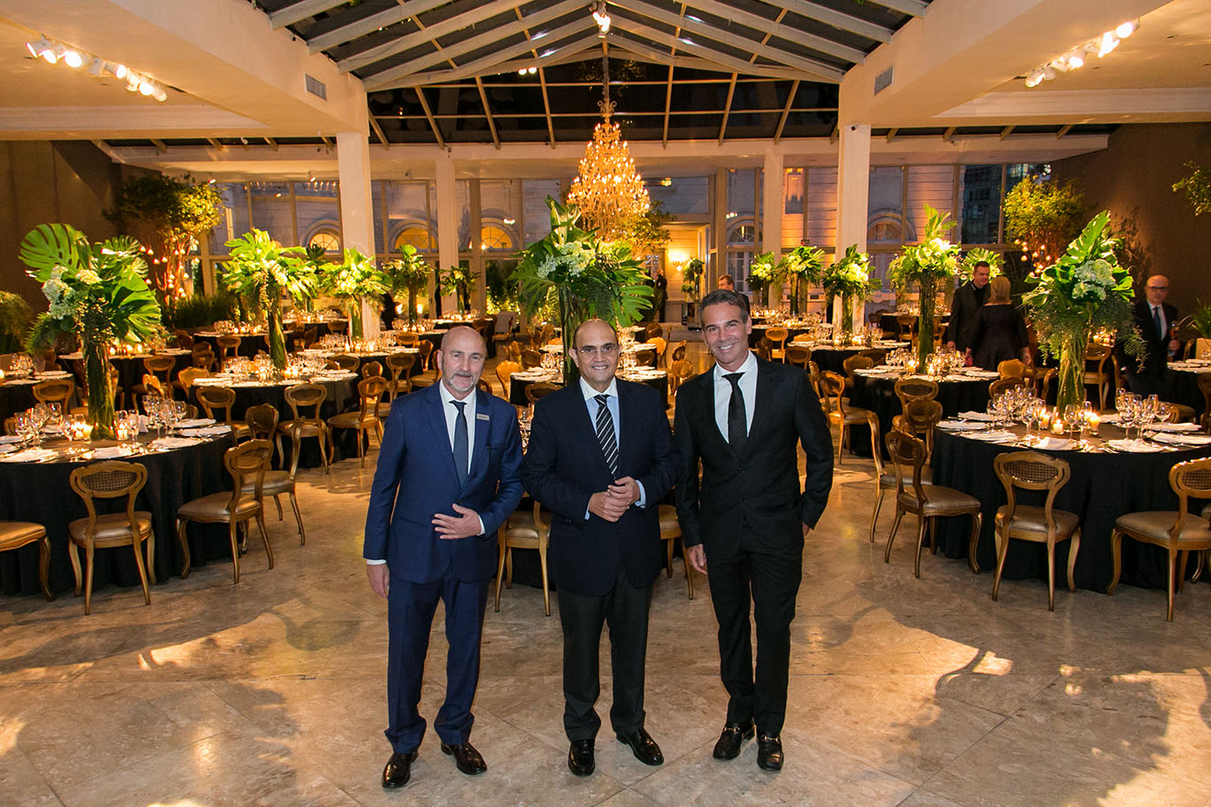 Nelson Marinelli, Silvestre Segarra e o designer de interiores Marcos Soares (à dir.), que assinou a decoração da festa.