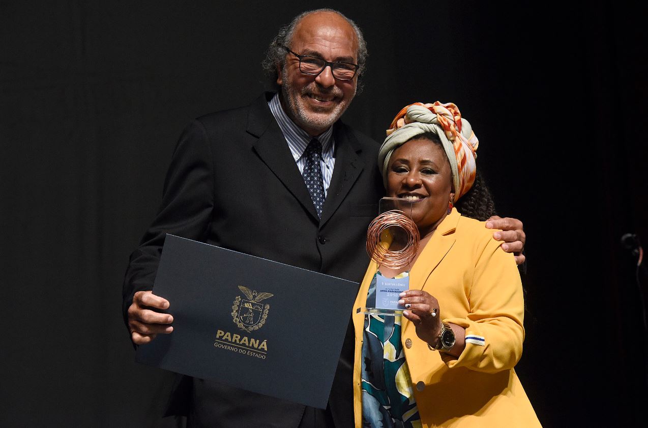 O médico e ex-secretário da Saúde do Paraná, Nizan Pereira recebe a homenagem da ex-presidente do Conselho Estadual de Promoção da Igualdade Racial, Edna Aparecida Coqueiro. Fotos: Kraw Penas