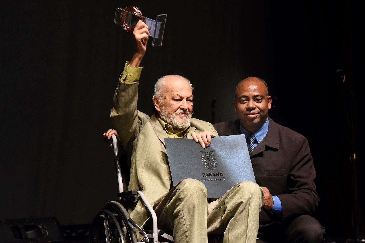 O presidente do Conselho Estadual de Promoção da Igualdade Racial, Saul Dorval (à dir.) entregou o troféu a Glauco Souza Lobo, homenageado por sua atuação em defesa dos movimentos sociais.