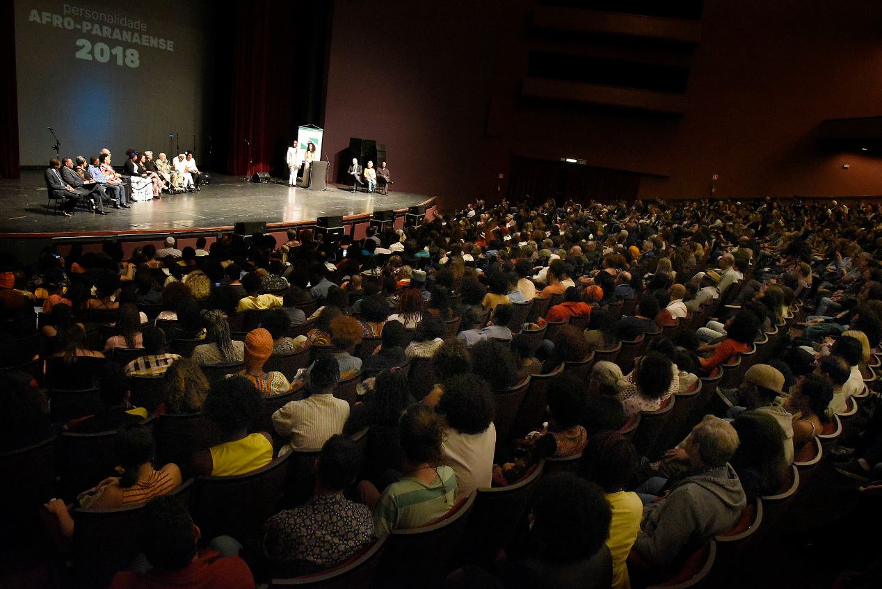 O público lotou o Guairão para assistir as homenagens.