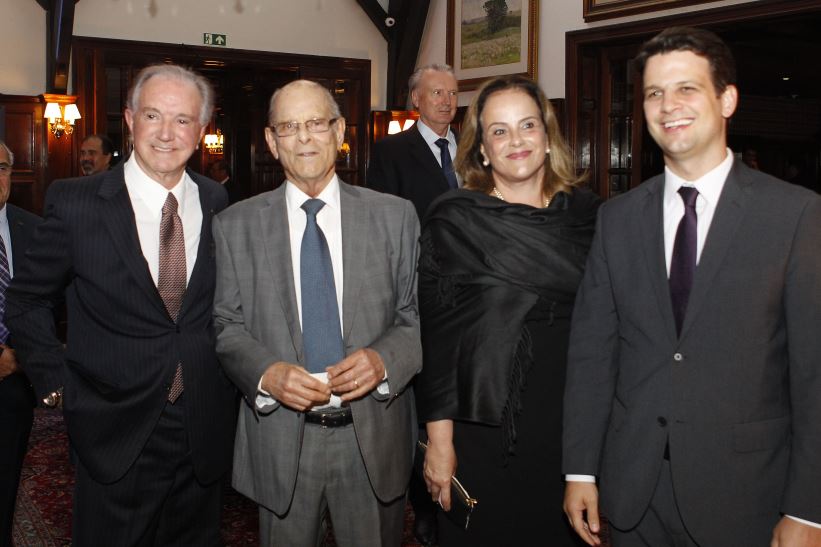 O ex-governador Paulo Pimentel, sua filha Vera Lúcia e o neto Eduardo Pimentel Slaviero, vice-prefeito de Curitiba, com Gláucio Geara.